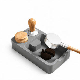 Tapis de tassage pour espresso Yozcoffee en silicone avec support, noir/gris — photo du produit